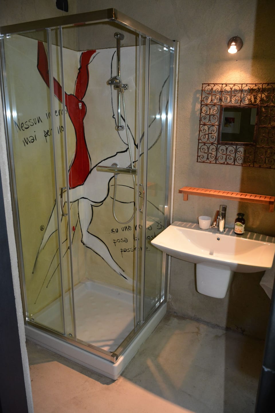 Shower, free toiletries, hair dryer, bidet