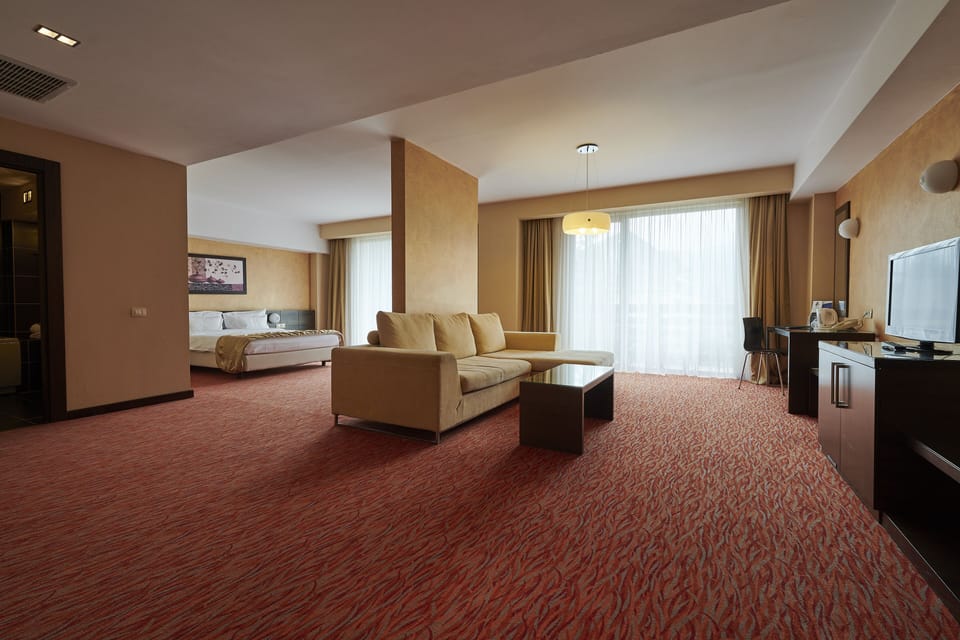 Junior Apartment | Minibar, in-room safe, desk, blackout drapes
