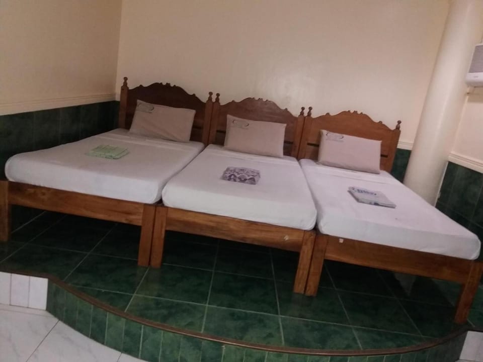 1 bedroom, desk