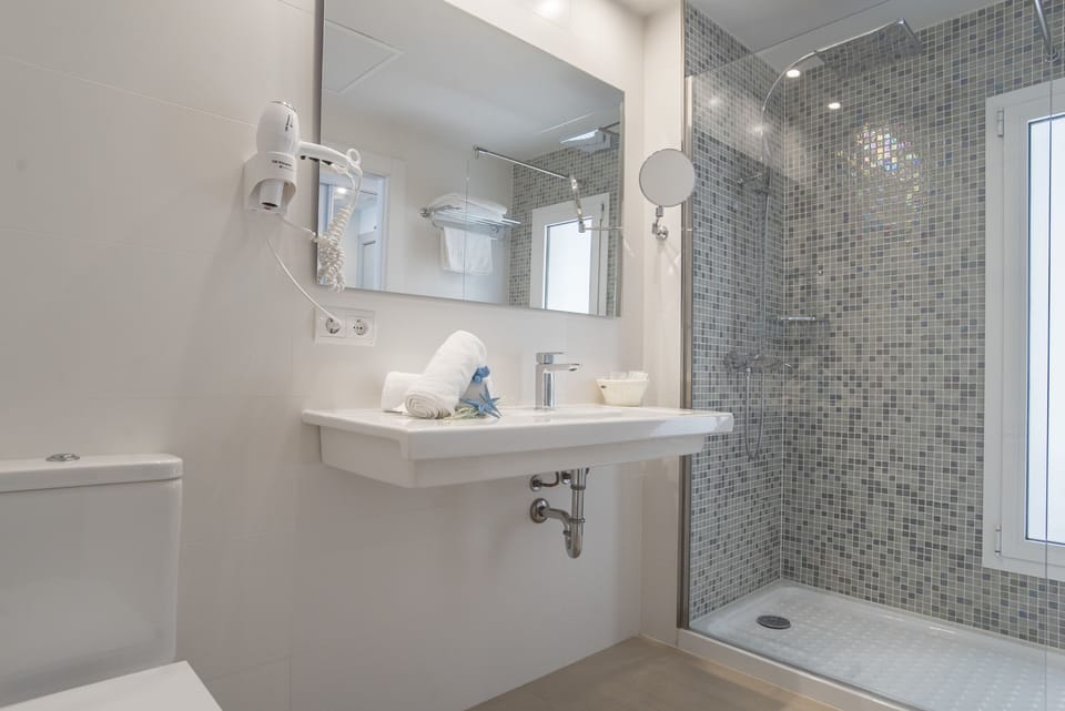 Shower, towels