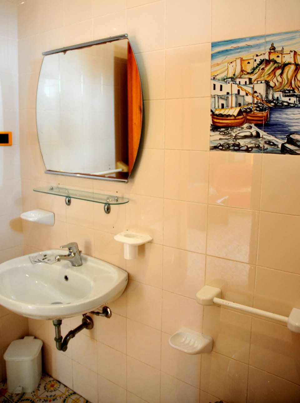 Shower, free toiletries, hair dryer, bidet