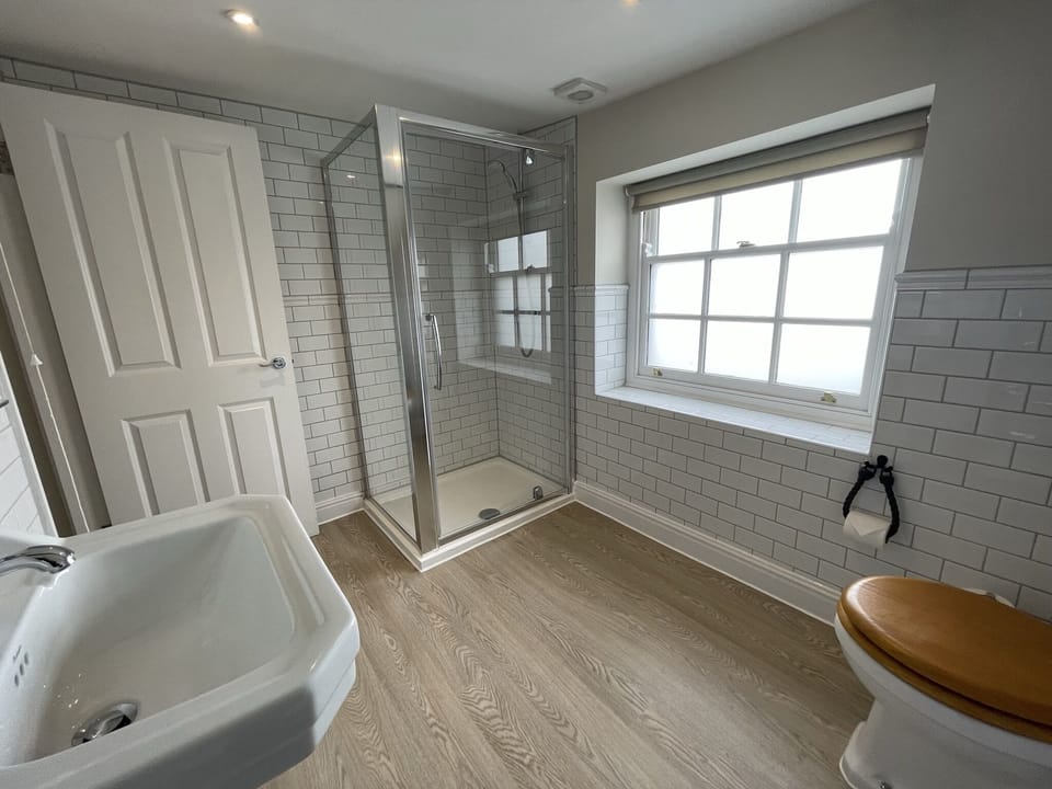 Superior Double Room, 1 King Bed | Bathroom | Shower, free toiletries, towels