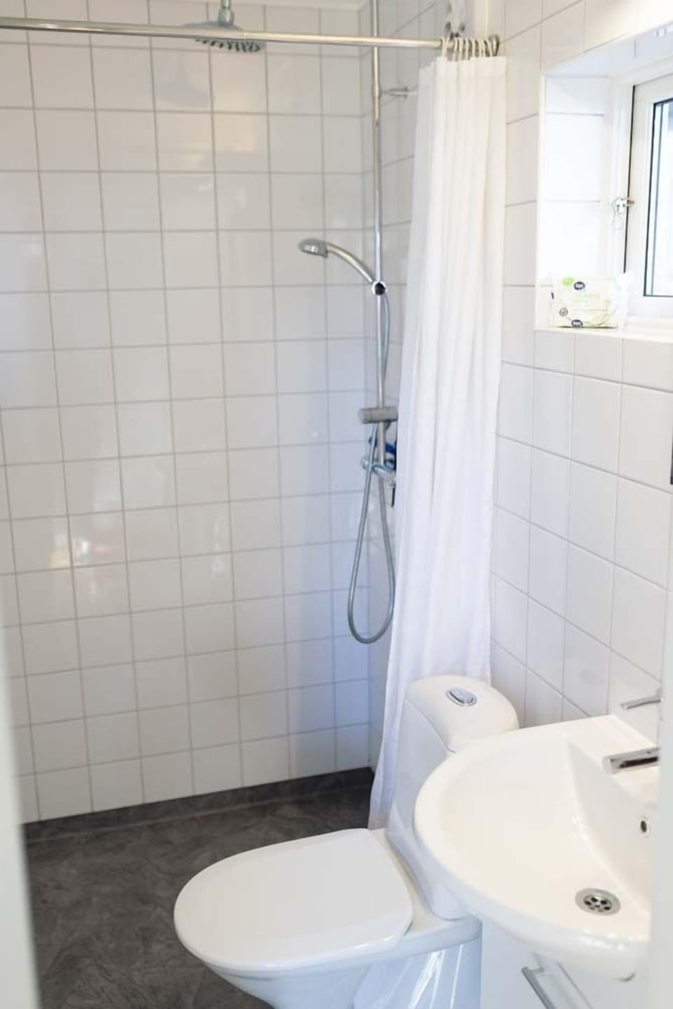 Standard Twin Room, Private Bathroom, Annex Building | Bathroom | Shower, free toiletries, hair dryer, towels