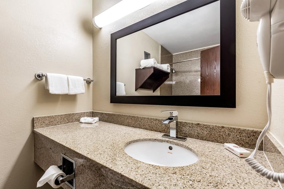 Combined shower/tub, free toiletries, hair dryer, towels