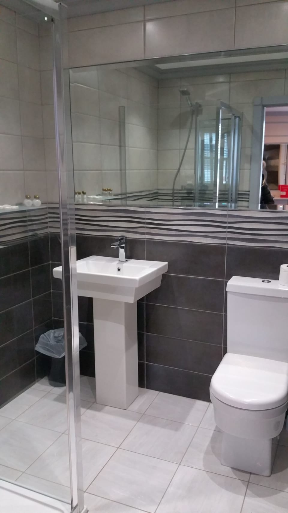 Shower, rainfall showerhead, free toiletries, hair dryer