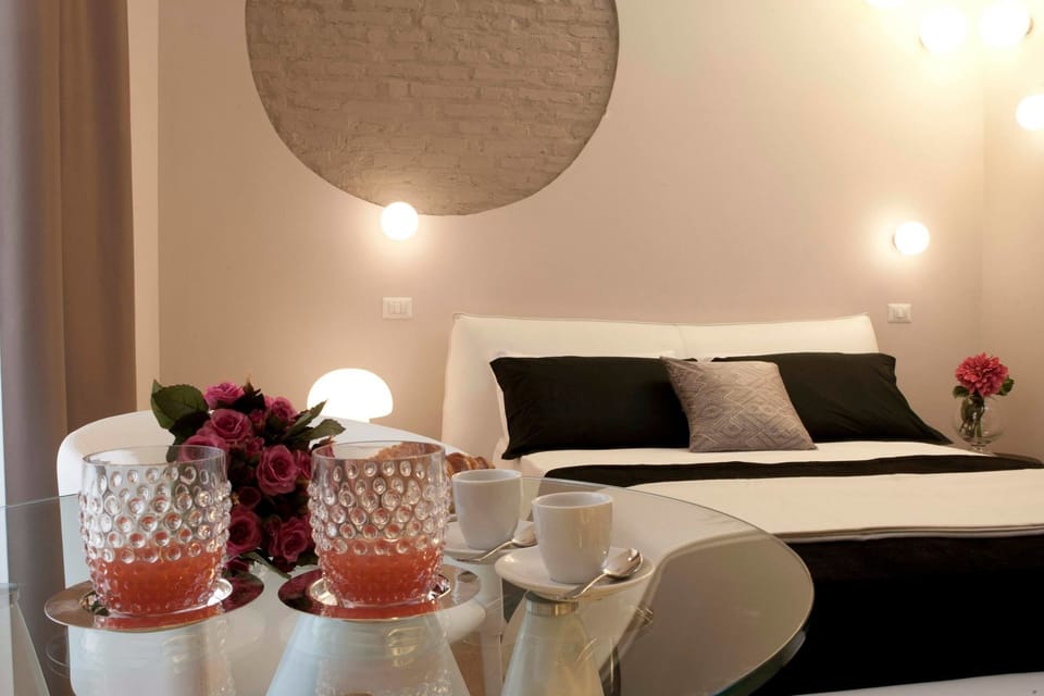 Deluxe Double Room, Jetted Tub (Shower) | Minibar, in-room safe, desk, blackout drapes