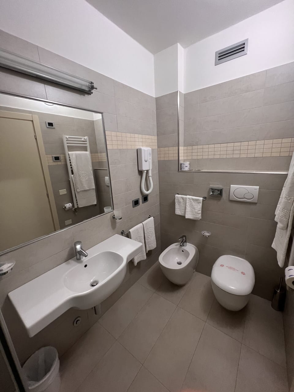 Rainfall showerhead, free toiletries, hair dryer, bidet