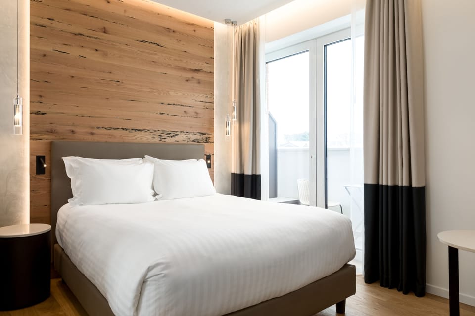 Room, 1 Queen Bed (View) | Minibar, in-room safe, desk, iron/ironing board