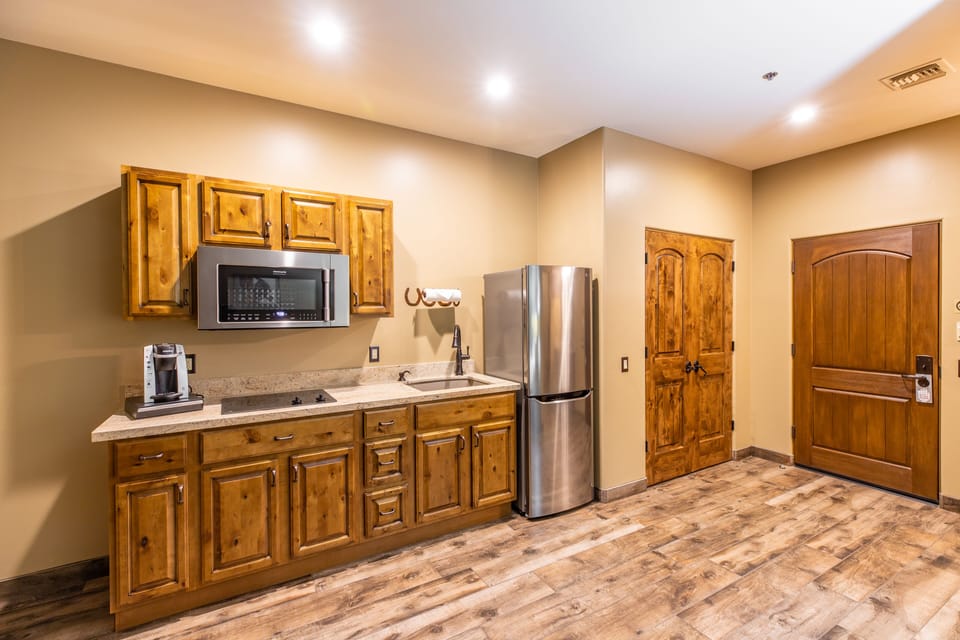 Tulip Room | Private kitchen | Full-size fridge, microwave, stovetop, toaster