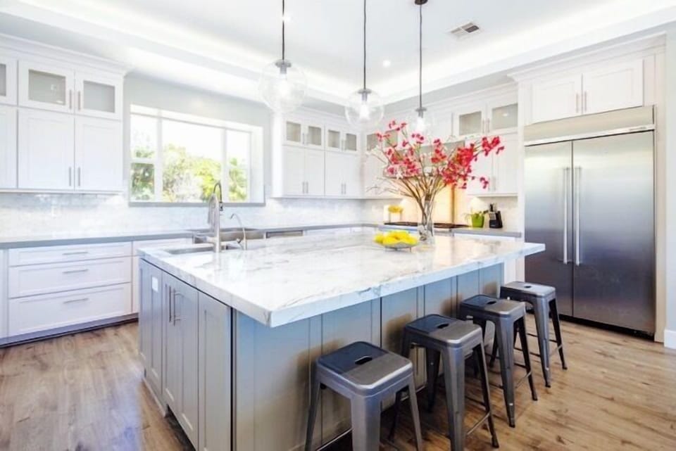 Kitchen - Large kitchen for several cooks to whip up tasty morsels. Chef grade appliances.