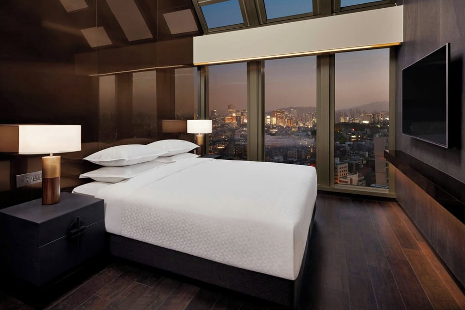 Penthouse, 1 King Bed, City View (Balcony) | Premium bedding, in-room safe, desk, blackout drapes