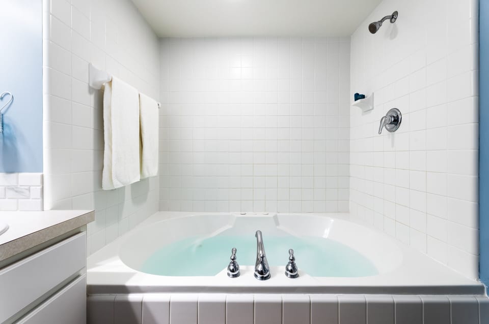 Standard Double Room, Ensuite, Partial Lake View (Sky Room) | Jetted tub