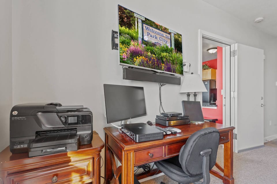 The Mason at Stillwater 2013: Cozy Bedroom: "Inviting desk and chair by balcony, perfect for relaxing moments."