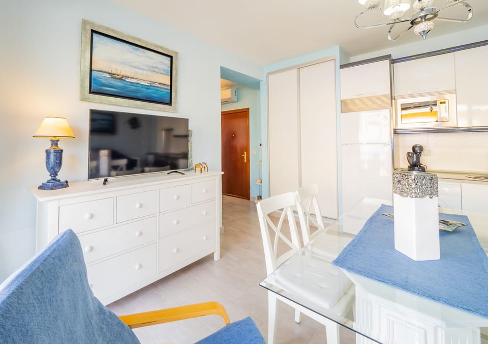 Enjoy the living room of this apartment in Torremolinos