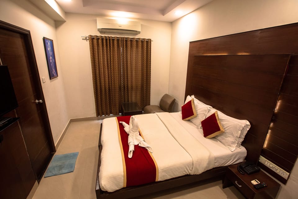 Business Double Room, 1 Double Bed | In-room safe, iron/ironing board, rollaway beds, free WiFi