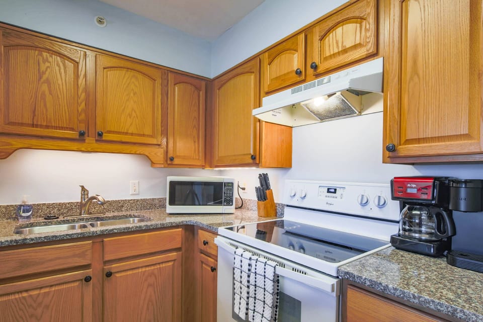 There's plenty of room within the kitchen to prepare & enjoy your family's meals.