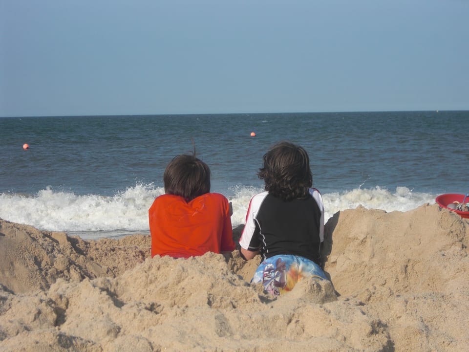 1 mile from Rehoboth and Henlopen State Park beaches. Bethany Beach is 6 miles