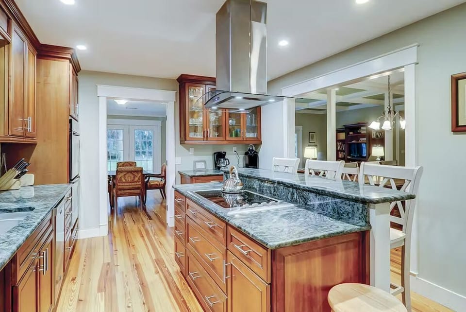 Kitchen with breakfast bar