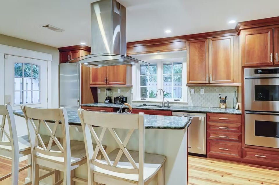 Breakfast bar in kitchen