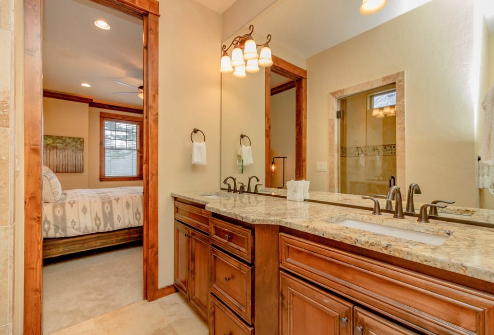 The Dew Drop Inn - Suncadia Resort - Main floor Master Bath.