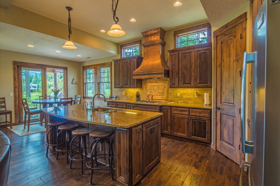 The Dew Drop Inn in Suncadia Resort - Fully stocked granite kitchen with 4 bar stools at the over-sized center island.
