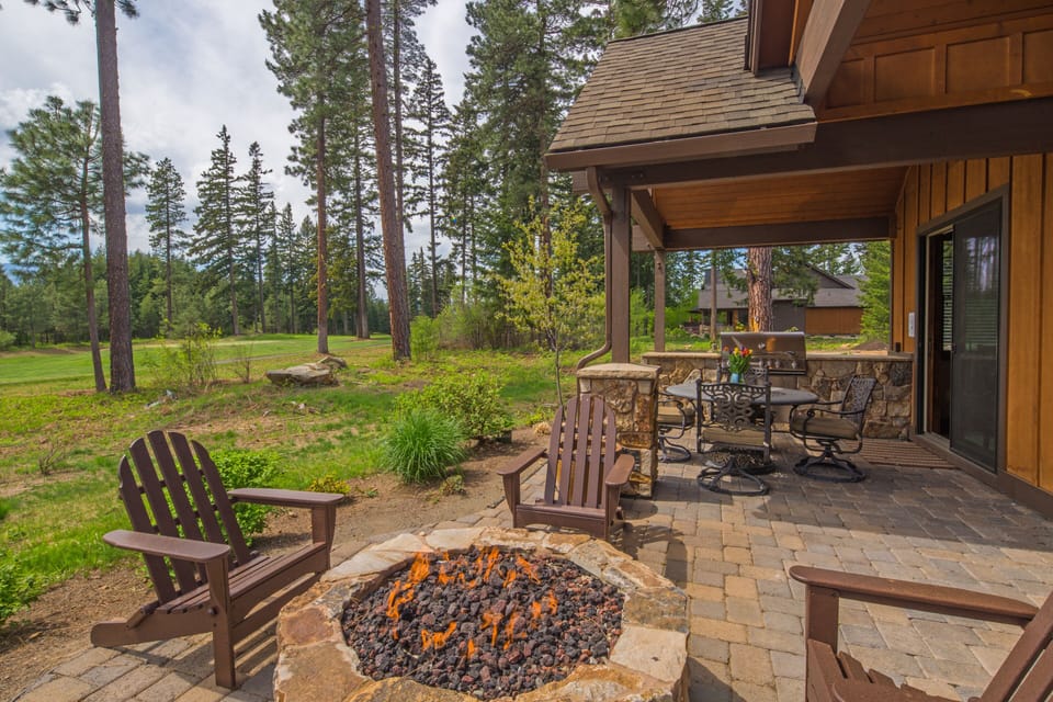 The Dew Drop Inn in Suncadia Resort - Gas Fire Pit with views of the 18th Fairway!