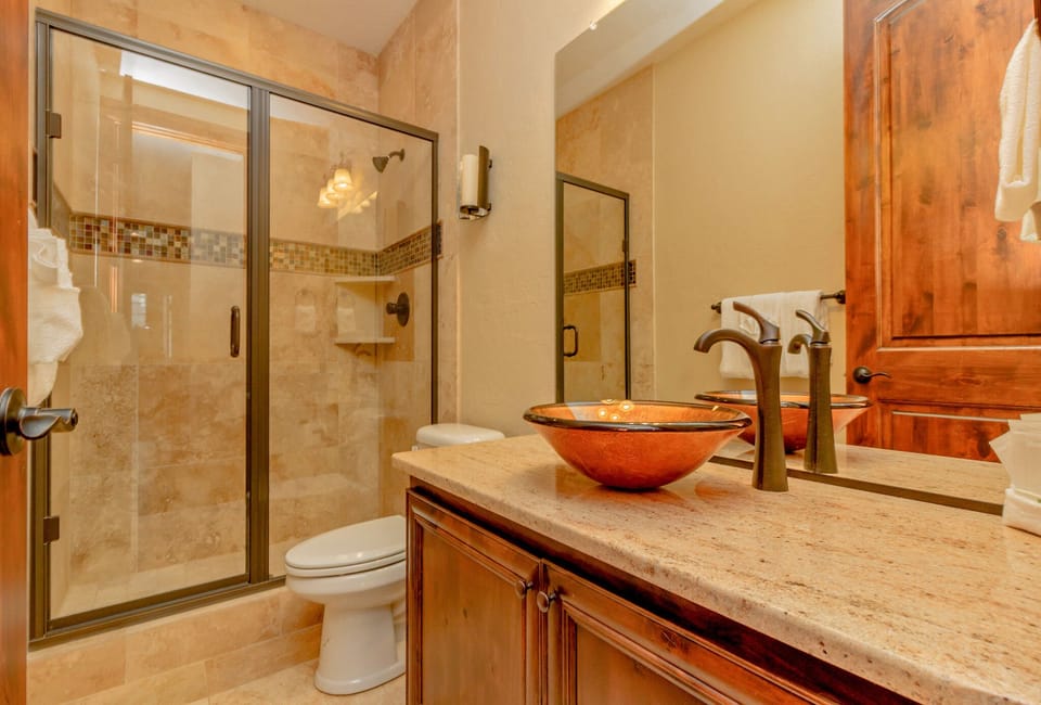 The Dew Drop Inn - Suncadia Resort - Main floor full guest bath with a tile shower.