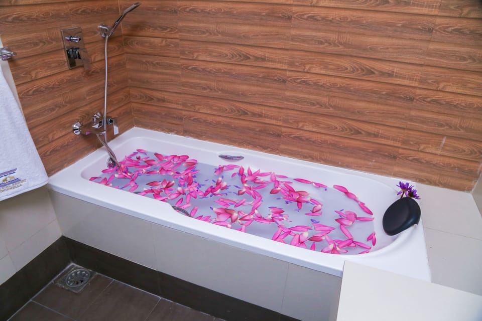 Deep soaking bathtub
