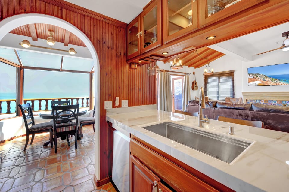 H176 - Kitchen to Dining Area
