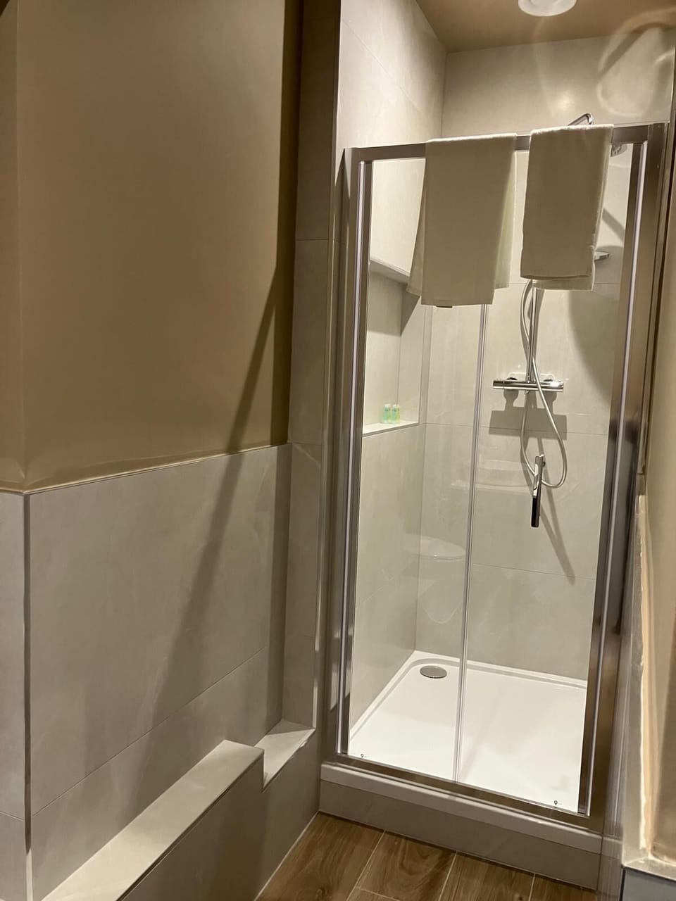 Superior Double Room, 1 Bedroom, Ensuite | Desk, iron/ironing board, free WiFi, bed sheets