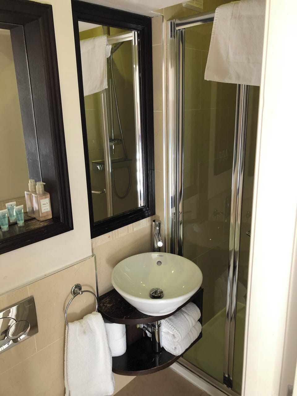 Standard Double Room, 1 Double Bed, Ensuite | Bathroom | Shower, rainfall showerhead, free toiletries, hair dryer