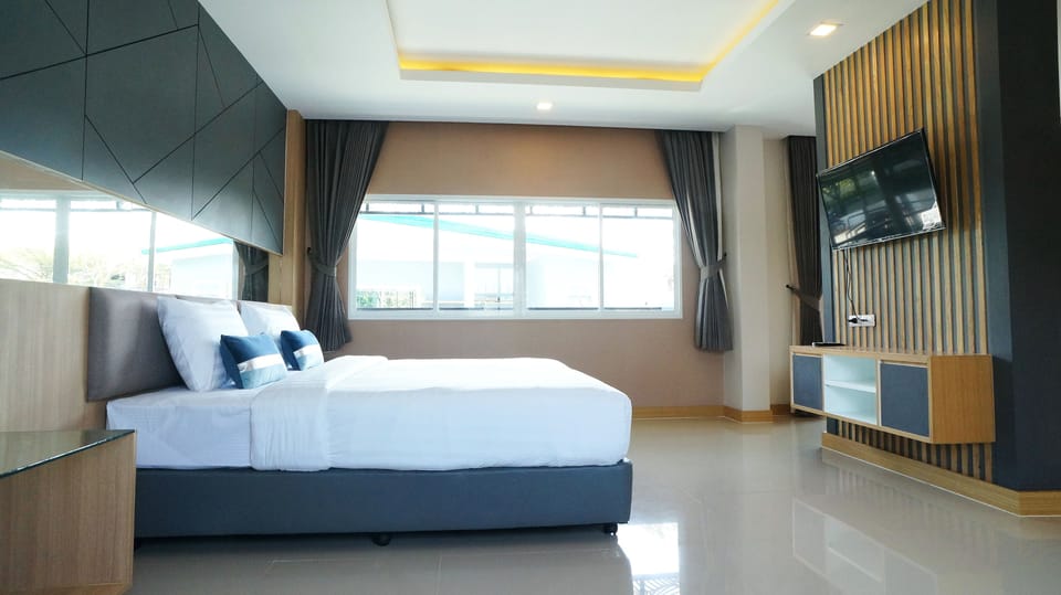 Superior Studio Room  | In-room safe, desk, blackout drapes, WiFi (free)