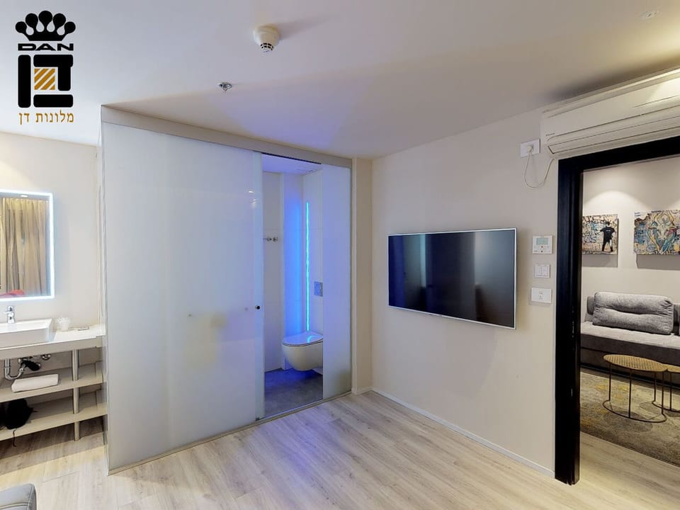 Suite | Bathroom | Shower, rainfall showerhead, free toiletries, slippers