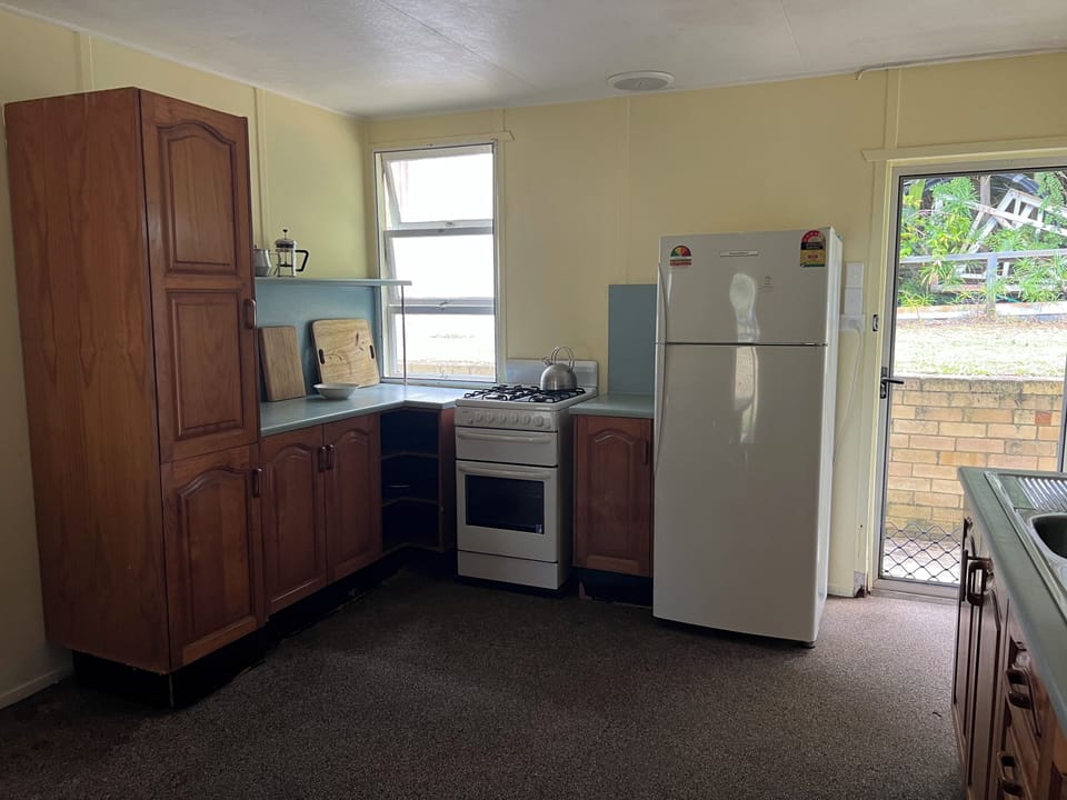 Gas Stove/4 top burners/oven/grill