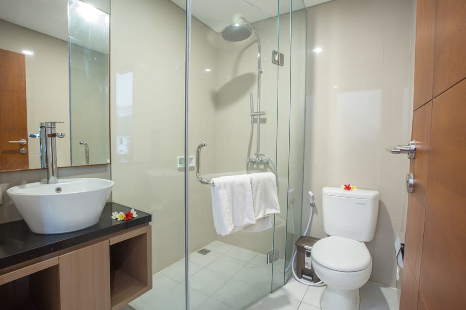 Standard Room | Bathroom | Shower, free toiletries, towels