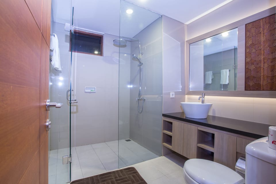 Superior Bungalow | Bathroom | Shower, free toiletries, towels