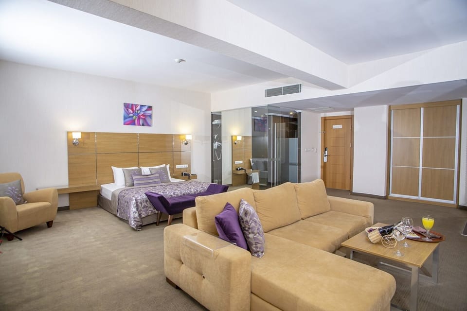 Suite (King ) | Minibar, in-room safe, desk, iron/ironing board (on request)