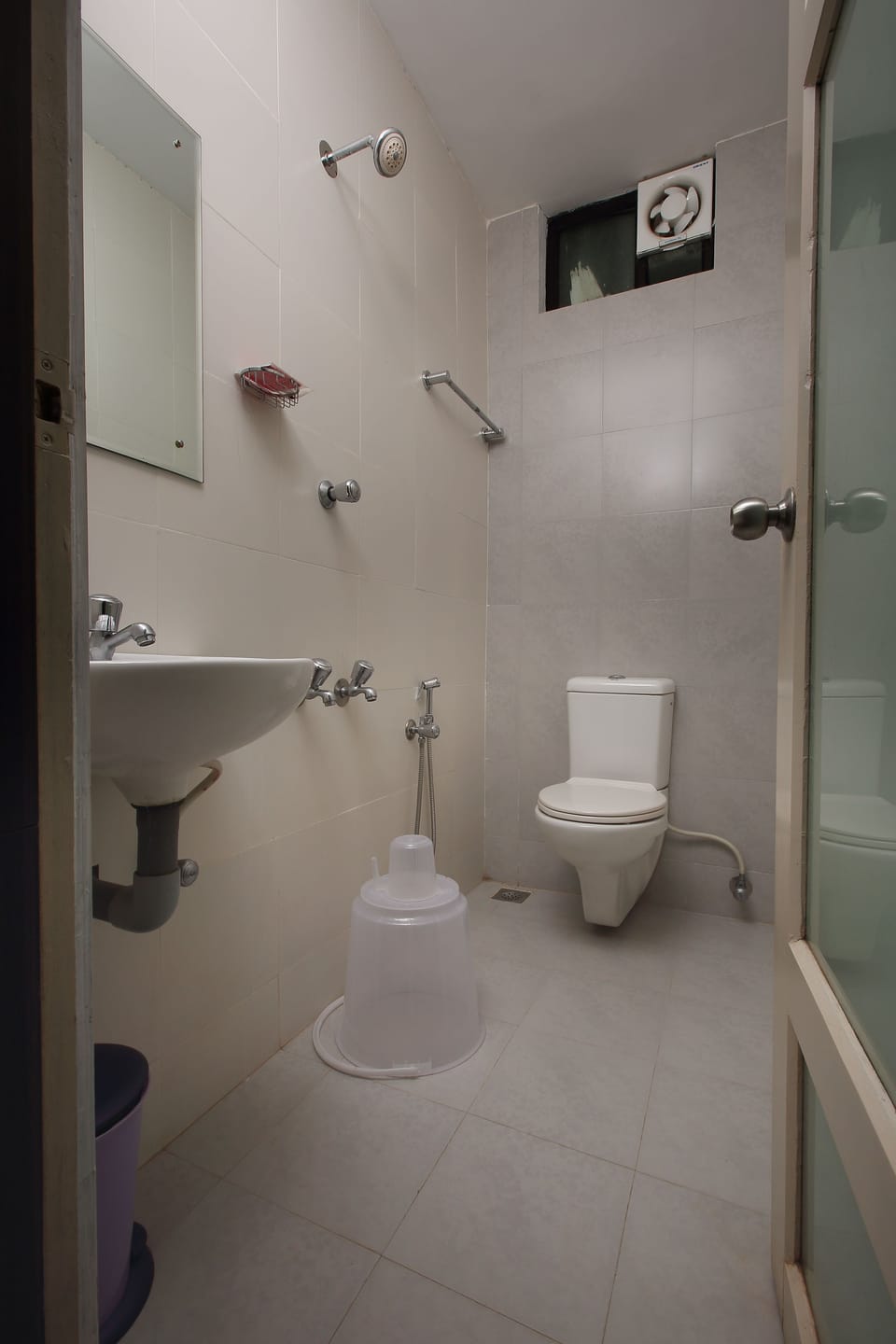 Shower, rainfall showerhead, free toiletries, towels