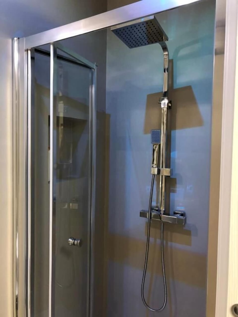 Shower, rainfall showerhead, free toiletries, hair dryer