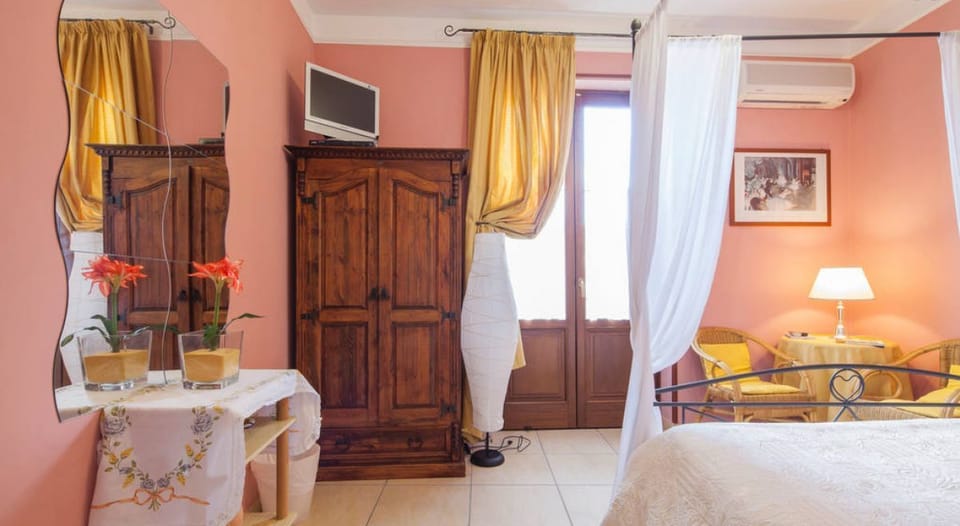 Classic Room, 1 Queen Bed, Private Bathroom, City View | Room amenity