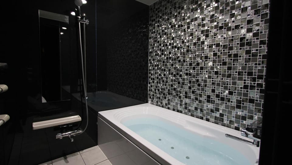 Separate tub and shower, jetted tub, free toiletries, hair dryer