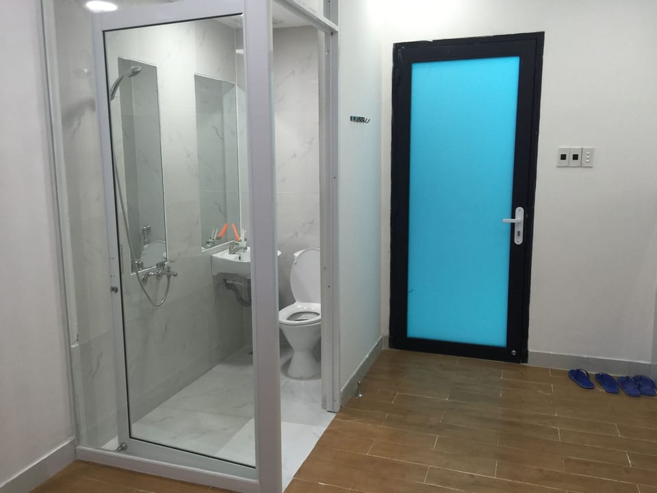 Shower, free toiletries, hair dryer, slippers