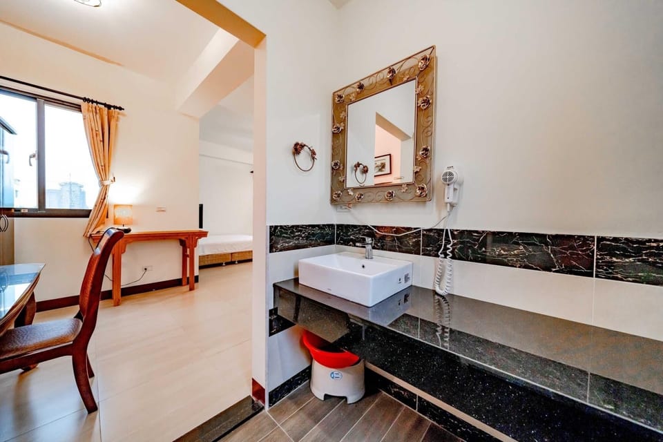 Quadruple Room | In-room safe, desk, blackout drapes, soundproofing