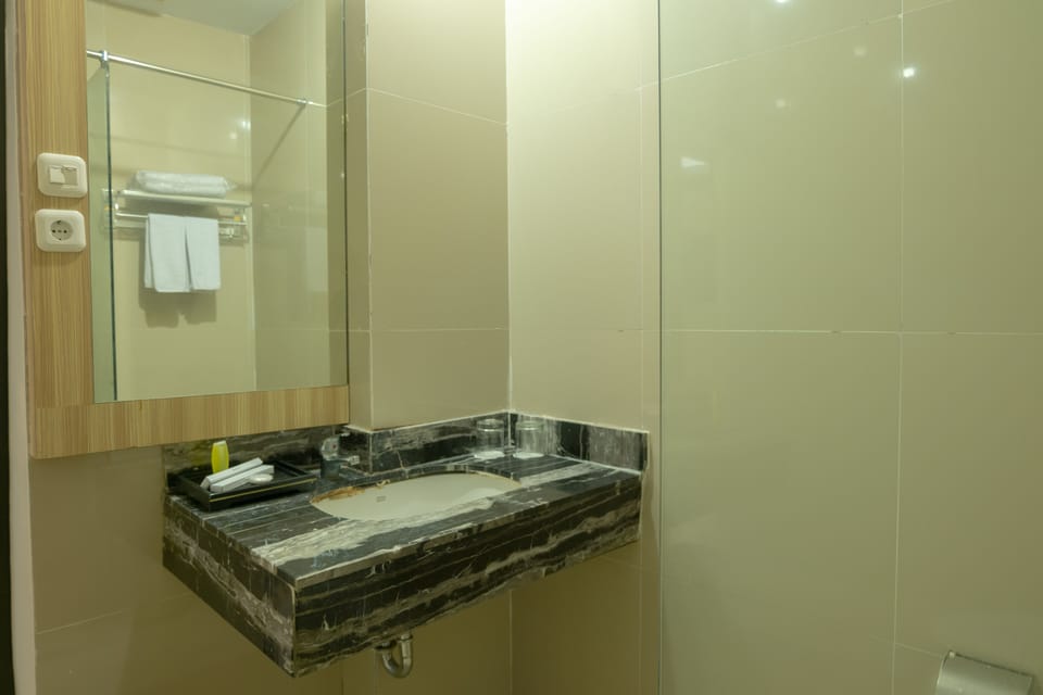 Superior Room | Bathroom | Shower, free toiletries, slippers, bidet