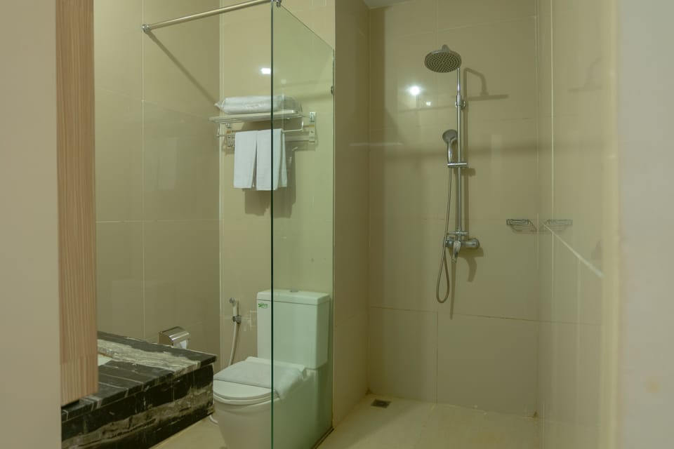 Deluxe Room | Bathroom | Shower, free toiletries, slippers, bidet
