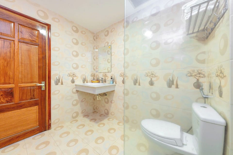 Superior Double Room | Bathroom | Shower, free toiletries, hair dryer, slippers