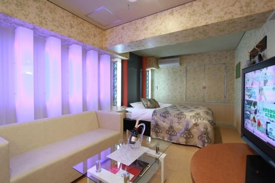 Double Room, Smoking | Minibar, soundproofing, free WiFi, bed sheets