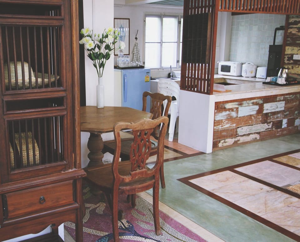 3-Bedroom House  | Private kitchenette | Full-size fridge, microwave, electric kettle, rice cooker