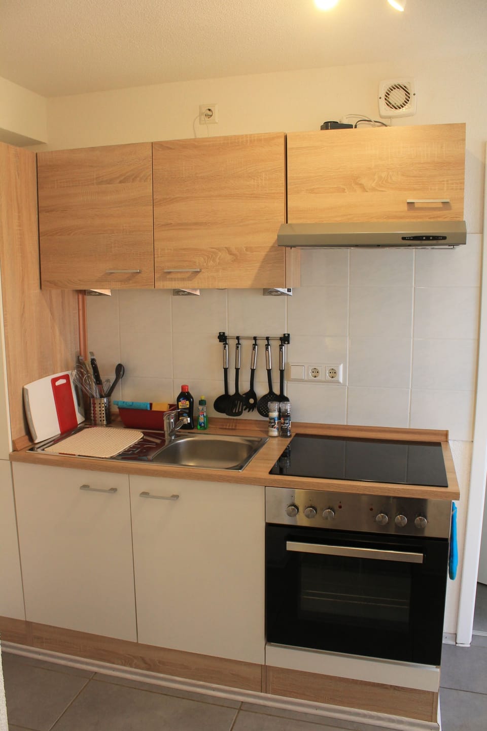 Comfort Apartment, Multiple Bedrooms, Garden View, Garden Area | Private kitchenette | Fridge, microwave, oven, stovetop