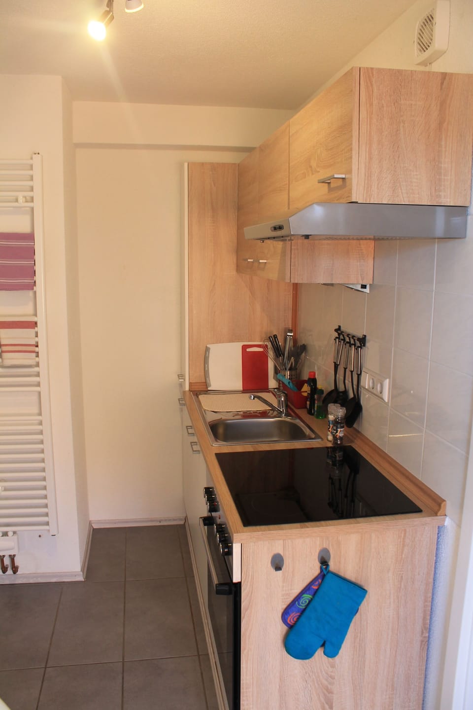 Comfort Apartment, Multiple Bedrooms, Garden View, Garden Area | Private kitchenette | Fridge, microwave, oven, stovetop